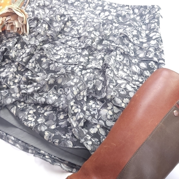 Loft Ruffled Floral Layered Gray Skirt Sz 4 - Picture 10 of 13